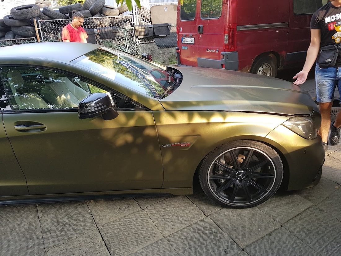 Mercedes ispred radnje