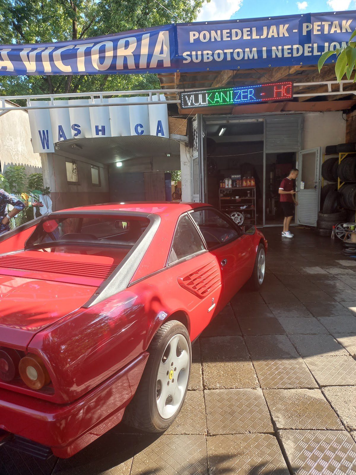 Crveni Ferrari ispred radnje Speed guma Victoria